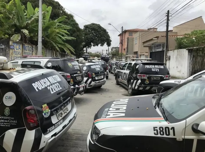 Viaturas bloquearam o acesso ao batalhão da PM durante motim no Ceará Viaturas bloquearam o acesso ao batalhão da PM durante motim no Ceará