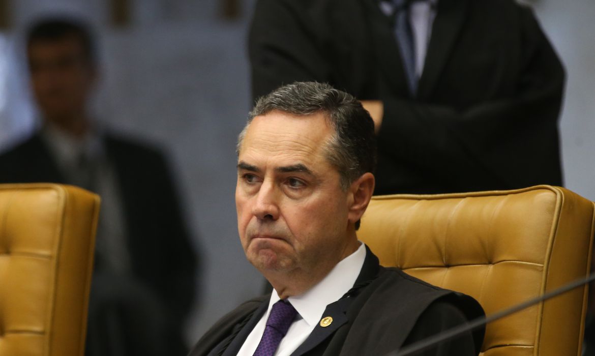 Para Barroso, esse é seu papel em nome do direito constitucional à vida e à saúde"