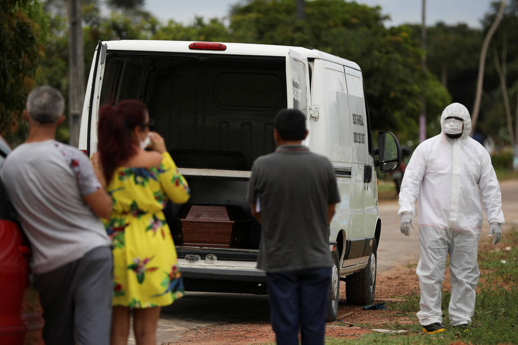 Enterro de Ilda Lira, que morreu aos 72 anos de coronavírus em Manaus