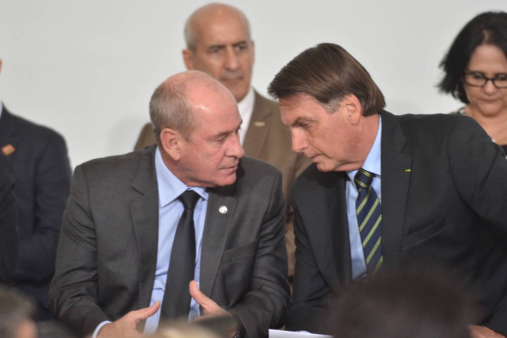 Bolsonaro conversa com o ministro da Defesa, Fernando Azevedo, em solenidade em março Bolsonaro conversa com o ministro da Defesa, Fernando Azevedo, em solenidade em março