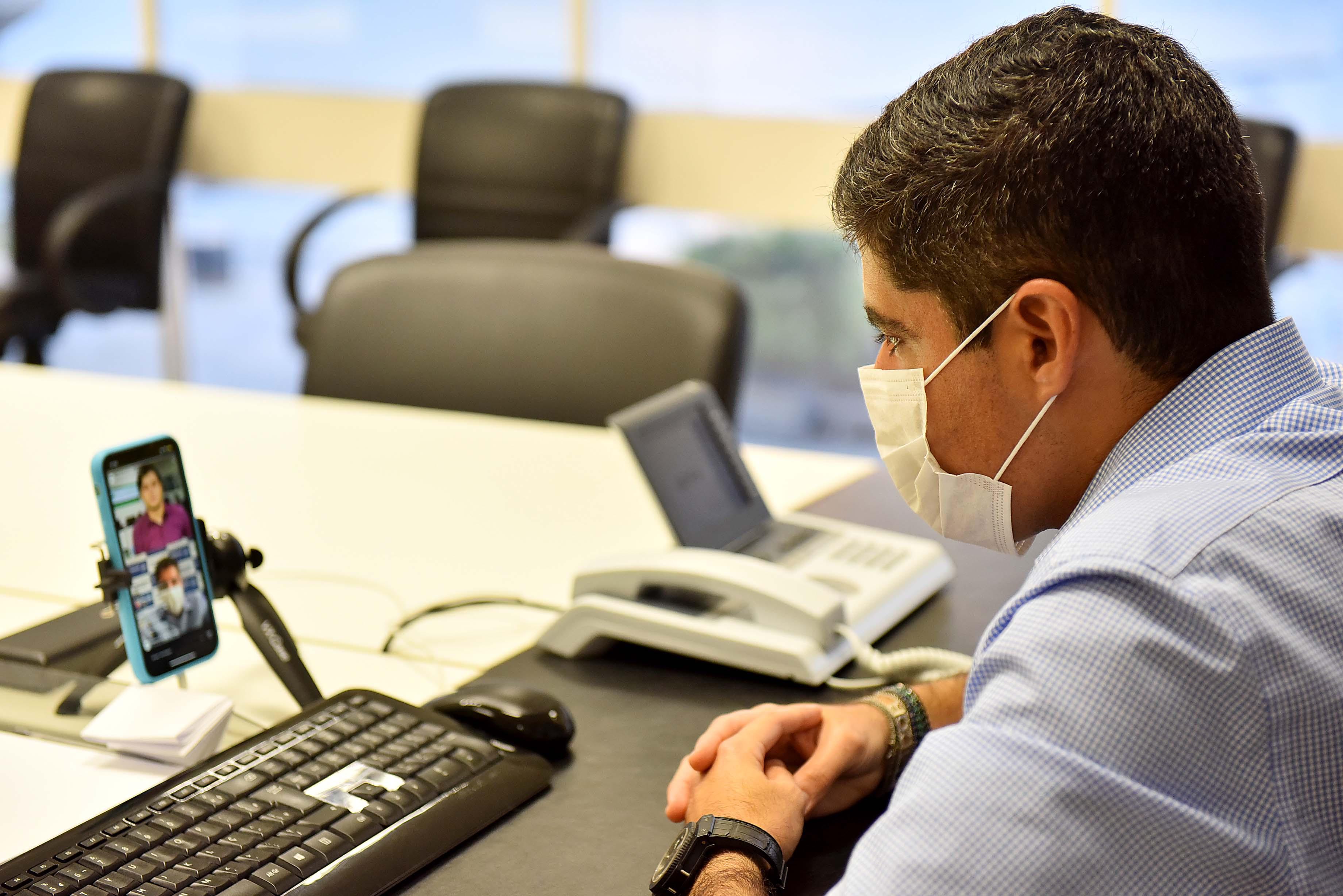 Imagem de Neto garante salário de servidores até dezembro e diz que não há previsão para retorno das aulas