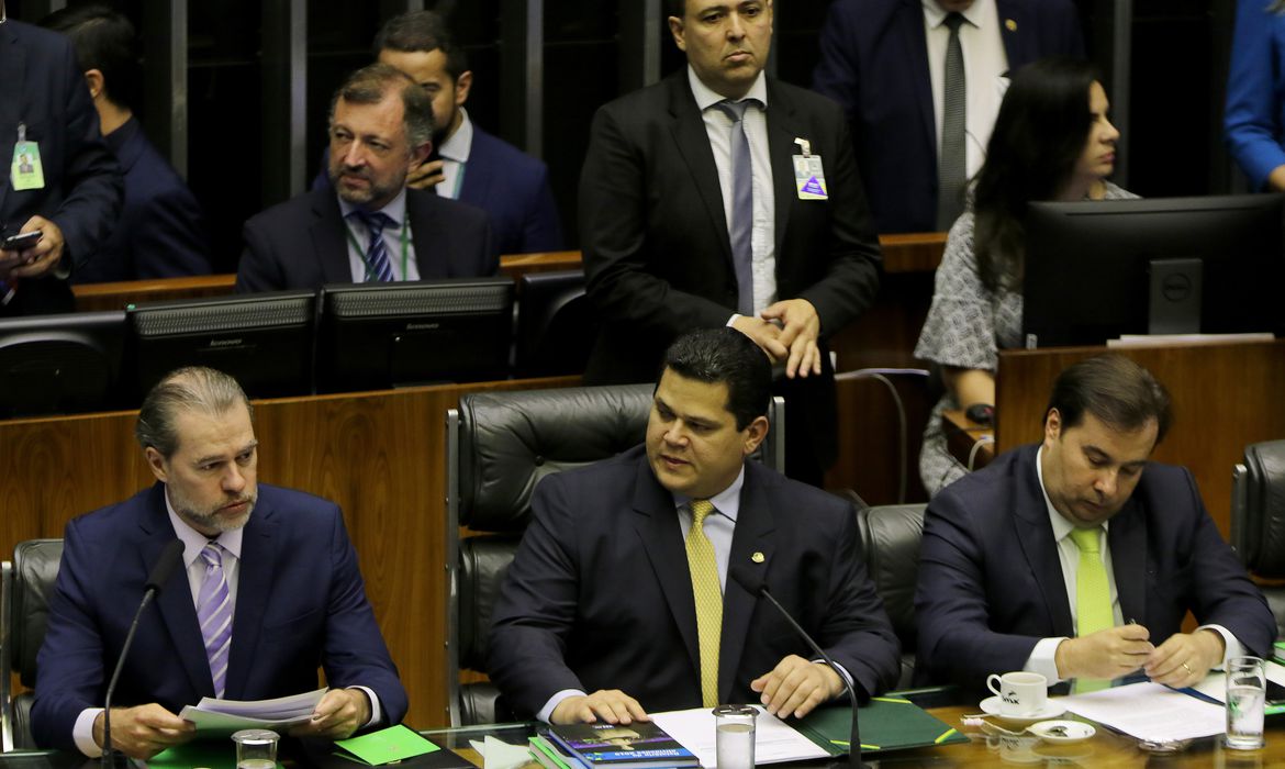 A impressão que ficou para Maia e Alcolumbre após cerca de cinco horas de jantar é que Mandetta está cansado, claramente esgotado física e mentalmente A impressão que ficou para Maia e Alcolumbre após cerca de cinco horas de jantar é que Mandetta está cansado, claramente esgotado física e mentalmente