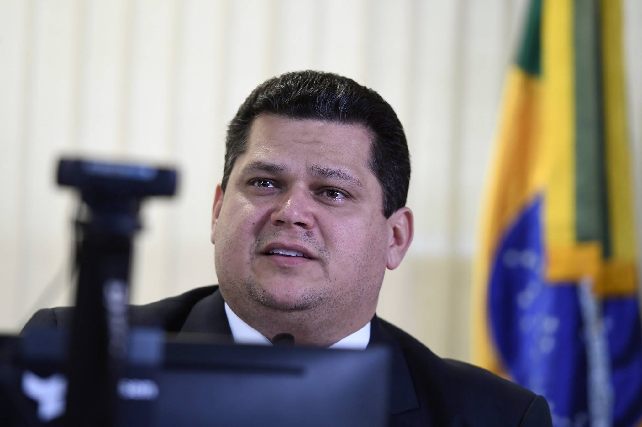 Imagem de Presidente do Senado sugere que Bolsonaro reedite minirreforma trabalhista