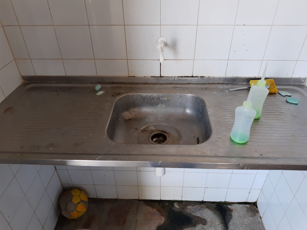 do pavilhão feminino da unidade não dispõem de álcool em gel, sabonete líquido ou toalhas descartáveis