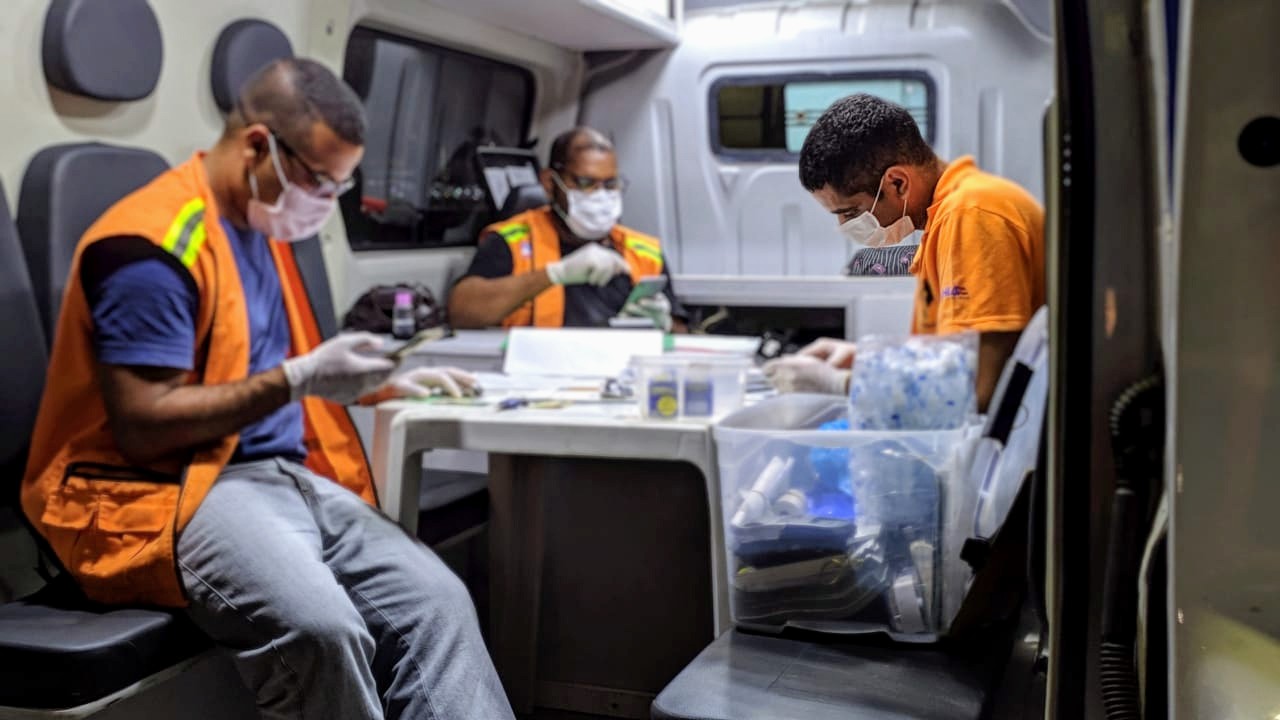 As equipes de fiscalização usarão máscaras e luvas para conferir a documentação de condutores e veículos As equipes de fiscalização usarão máscaras e luvas para conferir a documentação de condutores e veículos