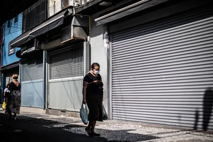 Idosos caminham por ruas de São Miguel Paulista (SP). Epicentro da doença, Estado tem nível baixo de transparência