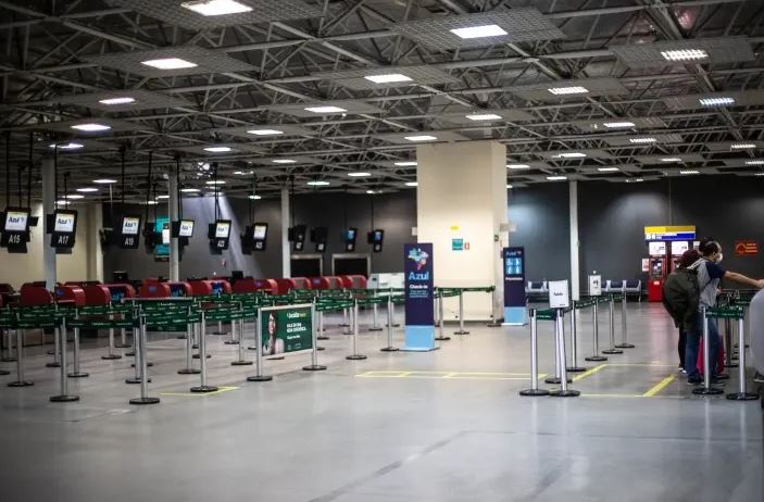 Terminal 1 do Aeroporto Internacional de Guarulhos, registra baixa movimentação em meio à pandemia
