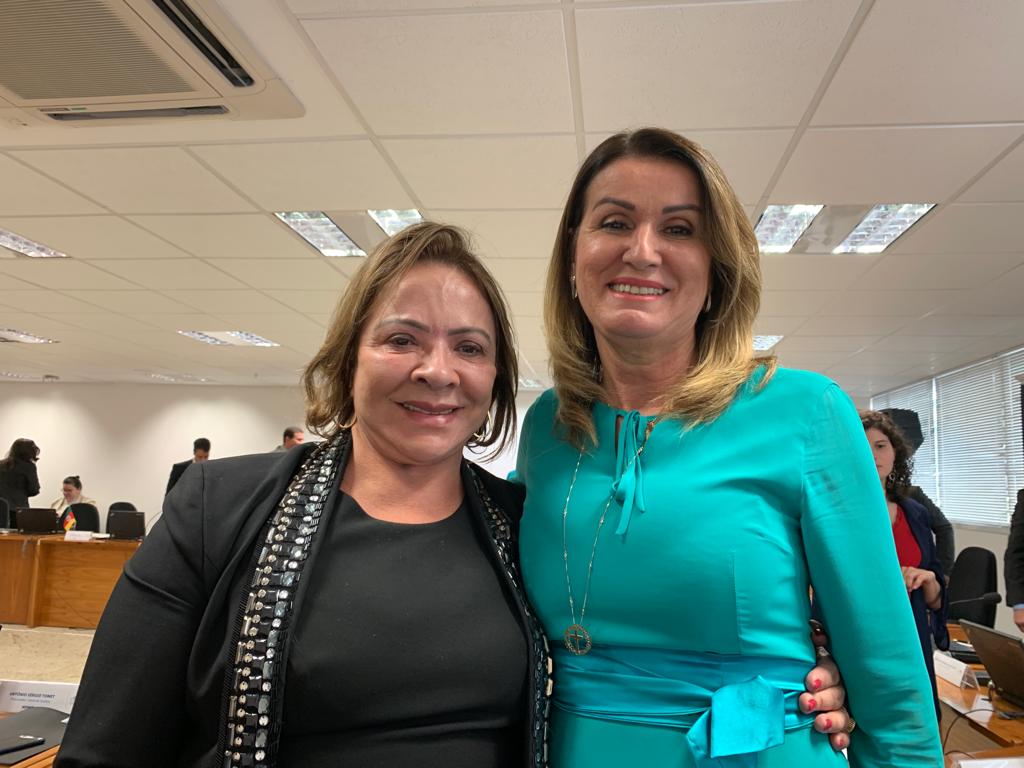 "Coleguinhas": A ex-chefe do MP da Bahia, Ediene Lousado (à direita) foi avisada de "investidas" da procuradora Sara Mandra, que disputou a sua sucessão, para tentar ajudar a irmã hoje presa "Coleguinhas": A ex-chefe do MP da Bahia, Ediene Lousado (à direita) foi avisada de "investidas" da procuradora Sara Mandra, que disputou a sua sucessão, para tentar ajudar a irmã hoje presa