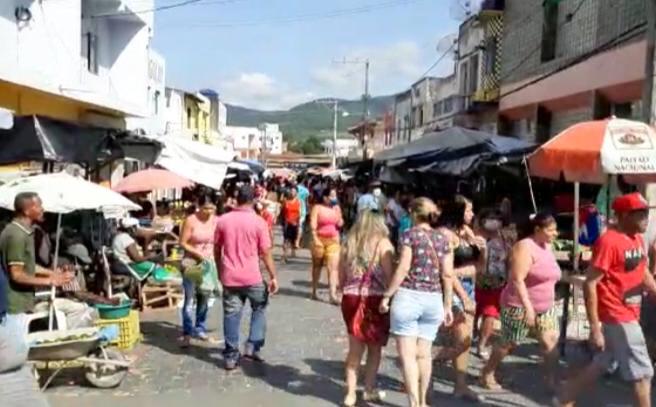 Imagem de Prefeito fecha comércio e libera feira livre em Senhor do Bonfim; assista