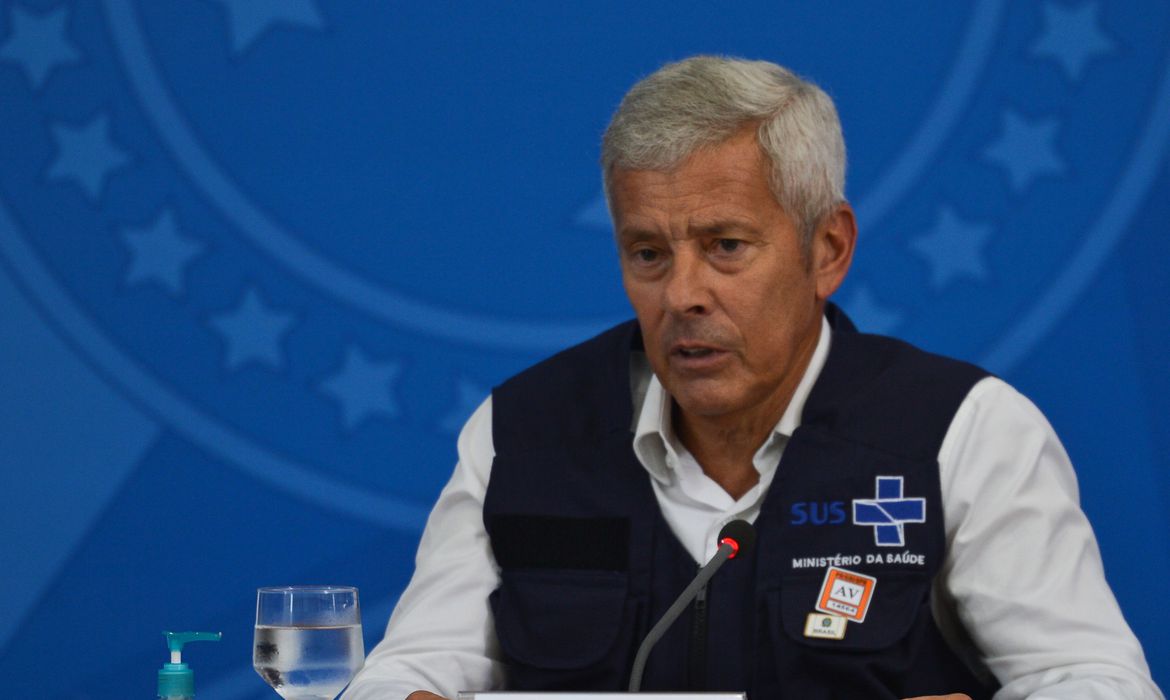 Secretário-executivo do Ministério da Saúde, João Gabbardo dos Reis, durante a coletiva de imprensa