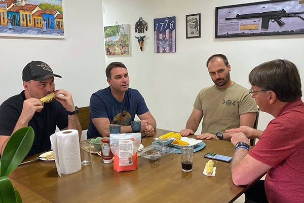 O presidente Jair Bolsonaro com os filhos O presidente Jair Bolsonaro com os filhos