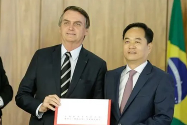 O presidente Jair Bolsonaro e o embaixador chinês Yang Wanming