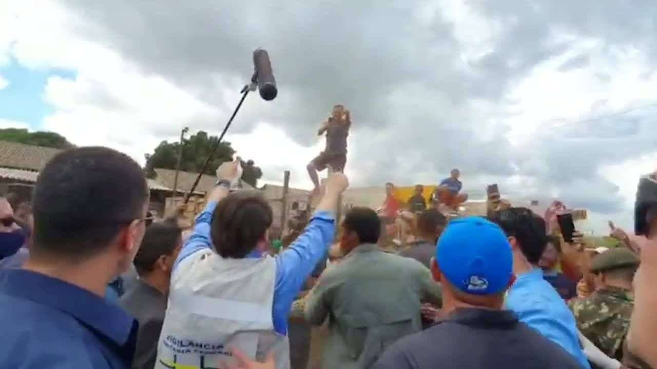 Imagem de Apoiadores de Bolsonaro hostilizam jornalistas após nova crítica do presidente à imprensa