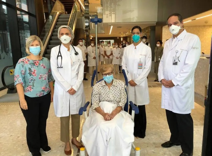 Aos 97 anos, Gina Dal Colleto recebeu alta do hospital neste domingo, após se curar do novo coronavírus Aos 97 anos, Gina Dal Colleto recebeu alta do hospital neste domingo, após se curar do novo coronavírus