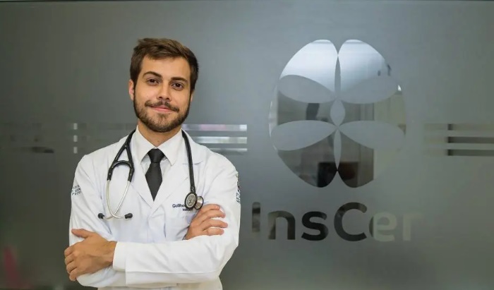 O médico Guilherme Camargo Brito, de 26 anos, foi aprovado em primeiro lugar no Programa de Pós-Graduação em Medicina e Ciências da Saúde da PUC-RS O médico Guilherme Camargo Brito, de 26 anos, foi aprovado em primeiro lugar no Programa de Pós-Graduação em Medicina e Ciências da Saúde da PUC-RS
