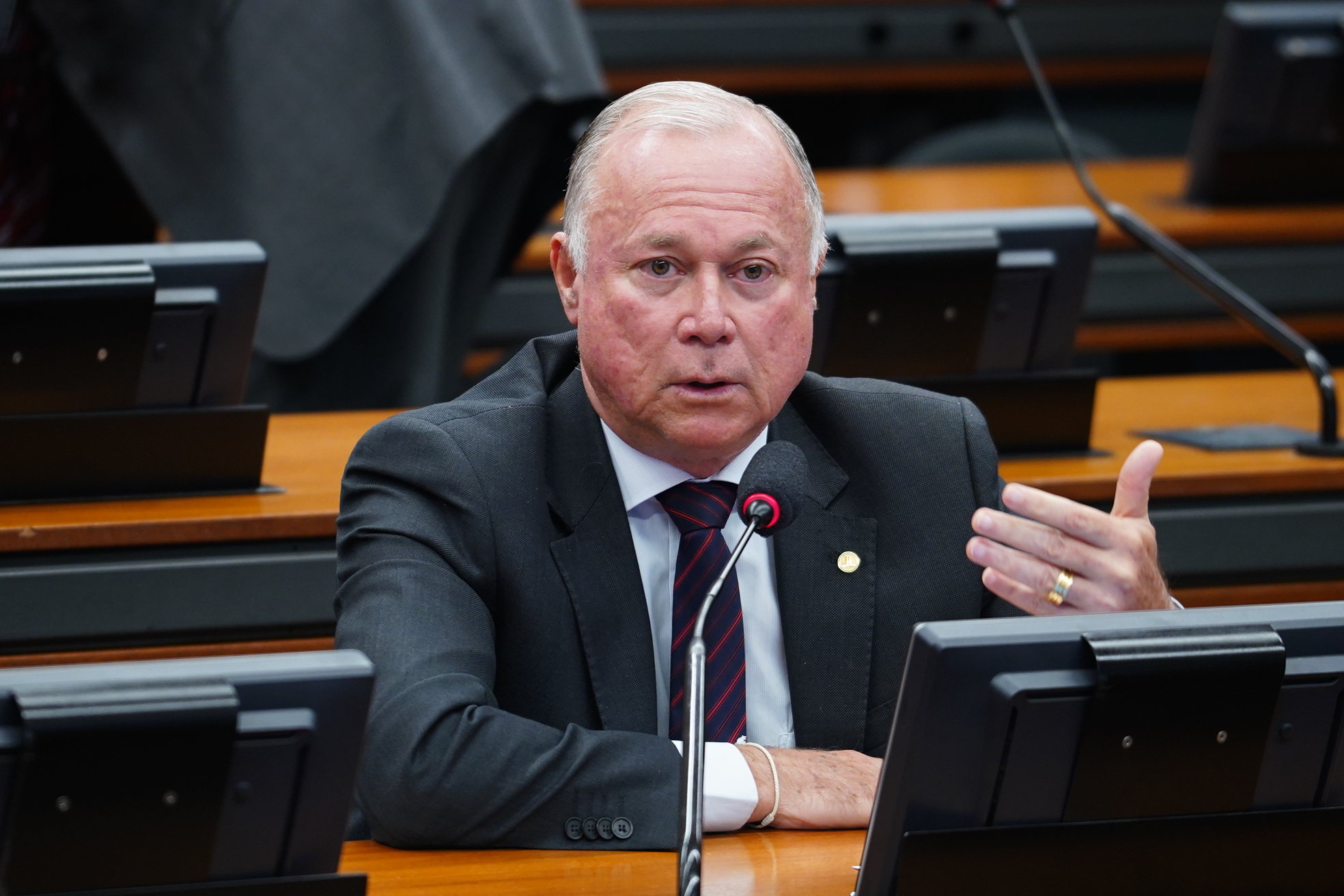 Na imagem, o deputado federal Paulo Azil, também presidente do DEM no estado