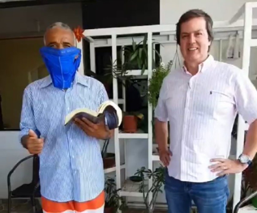 Imagem de Em meio à pandemia, Isidório brinca com cueca no lugar de máscara descartável; assista