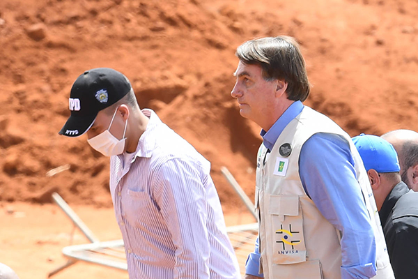 O presidente Jair Bolsonaro visita obra de um hospital de campanha em Águas Lindas de Goiás (GO), a 57 km de Brasília