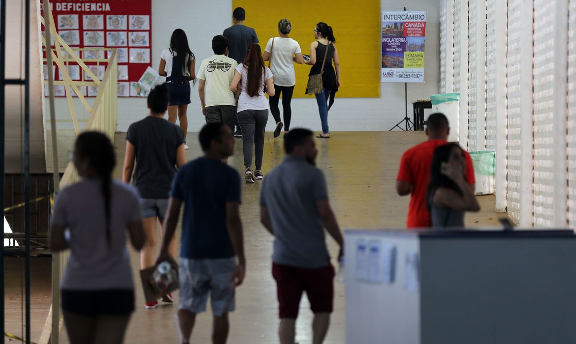 O ensino básico deve oferecer, no mínimo, 800 horas de aula neste ano O ensino básico deve oferecer, no mínimo, 800 horas de aula neste ano