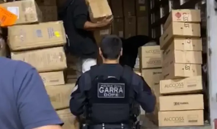 Máscaras e testes para COVID-19 apreendidos pela polícia