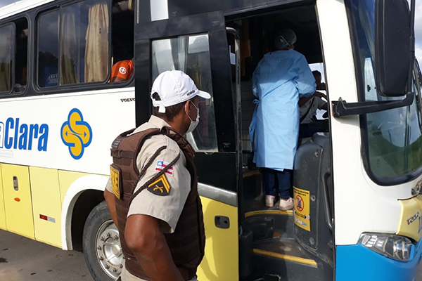 Mais de cinco mil pessoas e 2.591 veículos foram abordados durante 14 dias de operação conjunta nas rodovias estaduais para inibir o transporte intermunicipal de passageiros Mais de cinco mil pessoas e 2.591 veículos foram abordados durante 14 dias de operação conjunta nas rodovias estaduais para inibir o transporte intermunicipal de passageiros