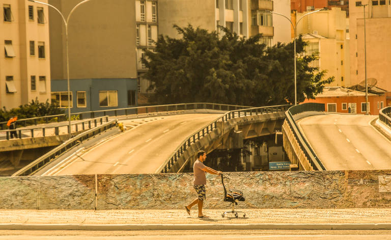 59% dos que trabalham dizem ter tido corte de jornada e salário