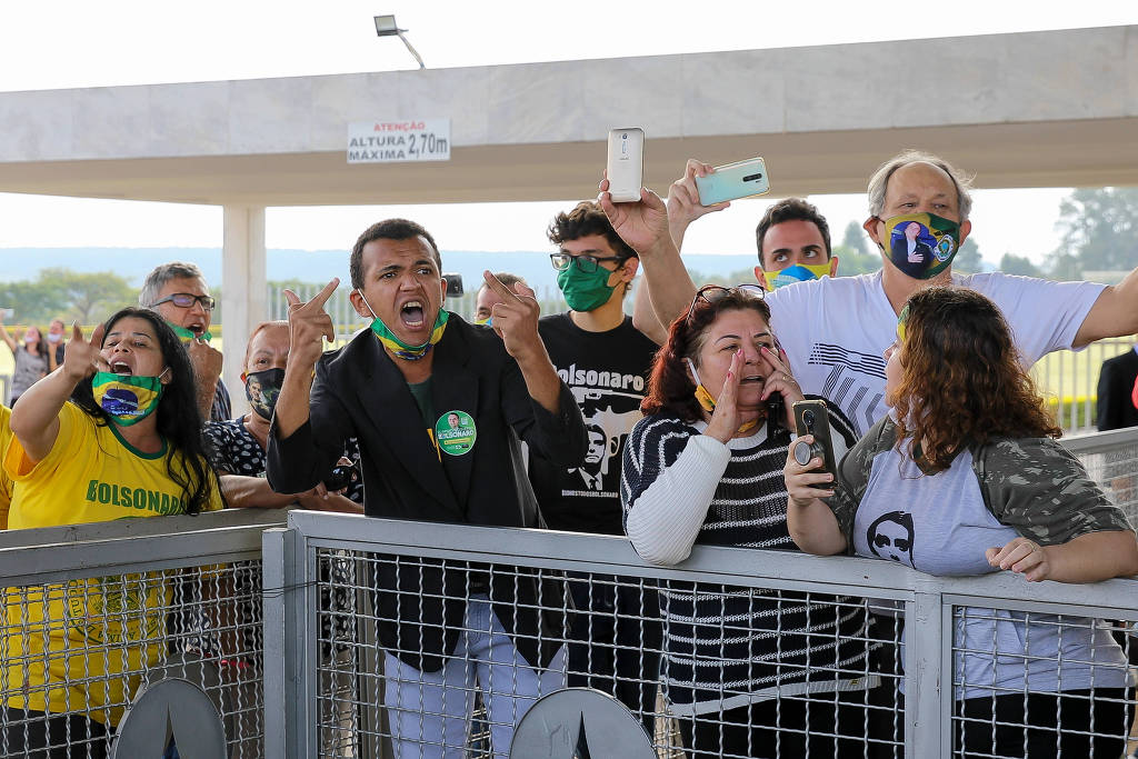 Apoiadores do presidente Jair Bolsonaro xingam profissionais de imprensa que trabalhavam no Palácio da Alvorada após a saída do presidente