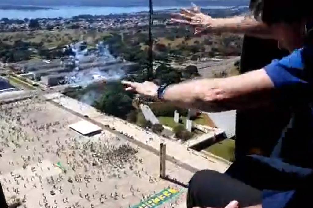 Presidente Jair Bolsonaro sobrevoa manifestação a seu favor em transmissão ao vivo pelas suas redes sociais Presidente Jair Bolsonaro sobrevoa manifestação a seu favor em transmissão ao vivo pelas suas redes sociais
