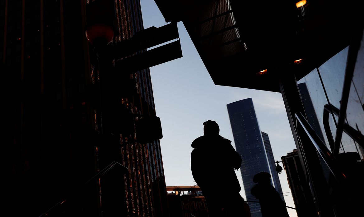 Imagem de Governador diz que estados americanos erram ao reduzir restrições