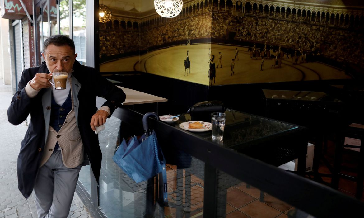 Imagem de Cafés da Espanha reabrem após queda no total de mortes por coronavírus Imagem de Cafés da Espanha reabrem após queda no total de mortes por coronavírus