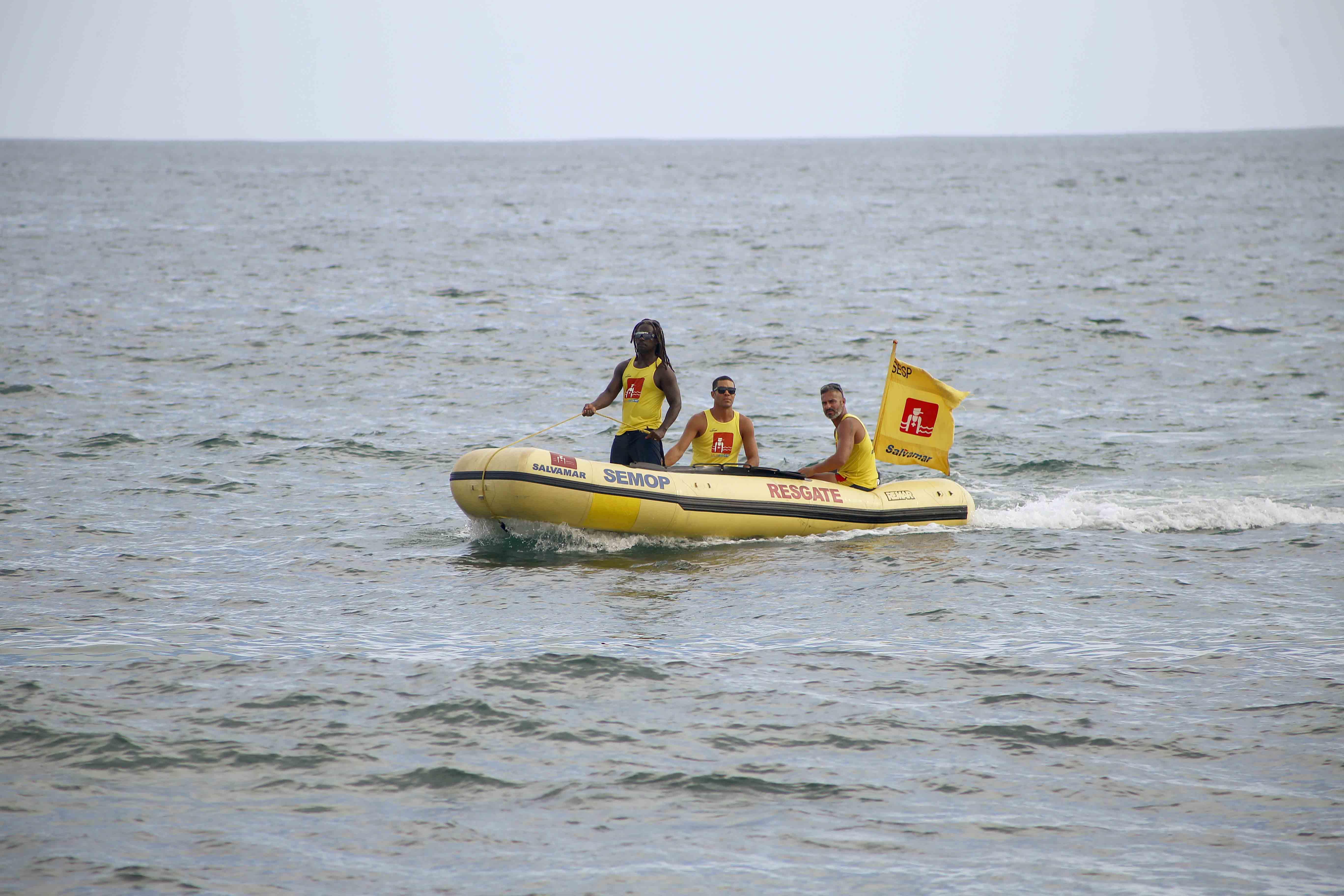 A operação conta com abordagens aos surfistas no mar