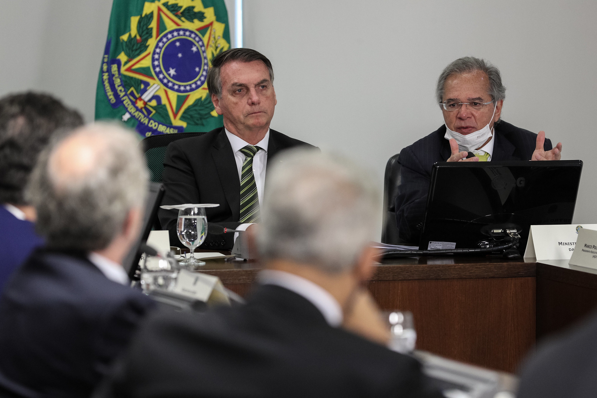 Imagem de Coronavírus altera consumo e economia desaba em março
