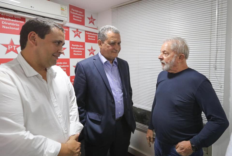 À esquerda, o presidente do PT na Bahia, Éden Valadares, o governador Rui Costa ao centro e o ex-presidente Lula à direita À esquerda, o presidente do PT na Bahia, Éden Valadares, o governador Rui Costa ao centro e o ex-presidente Lula à direita
