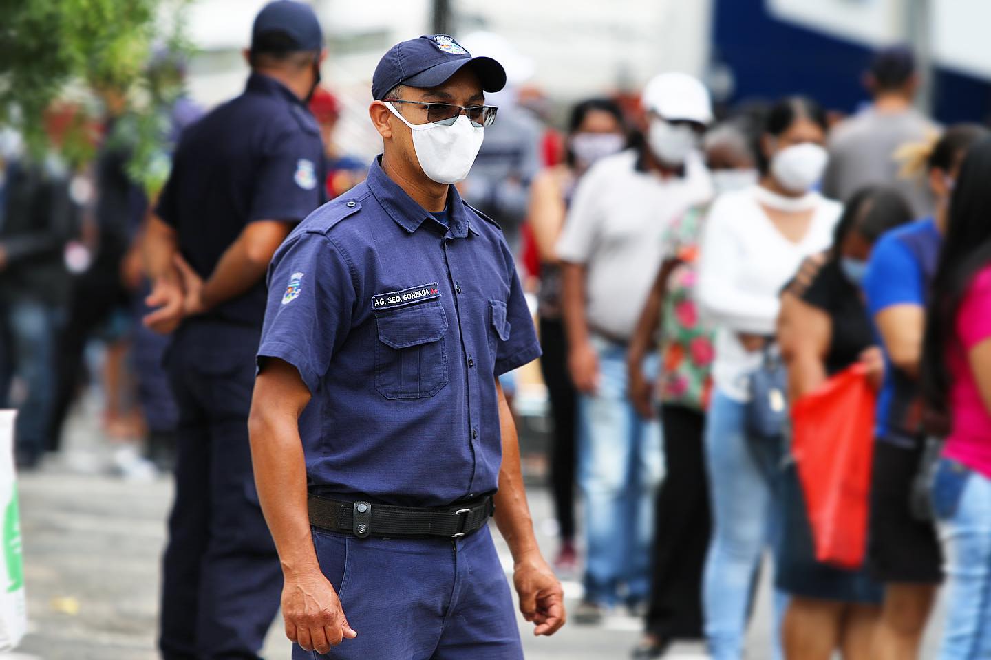 Agente Patrimonial da Prefeitura auxiliando na organização da fila na Praça Barão do Rio Branco