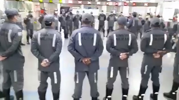 Imagem de Corpo de bombeiros realiza abordagens educativas e distribuição de máscaras na estação Acesso Norte