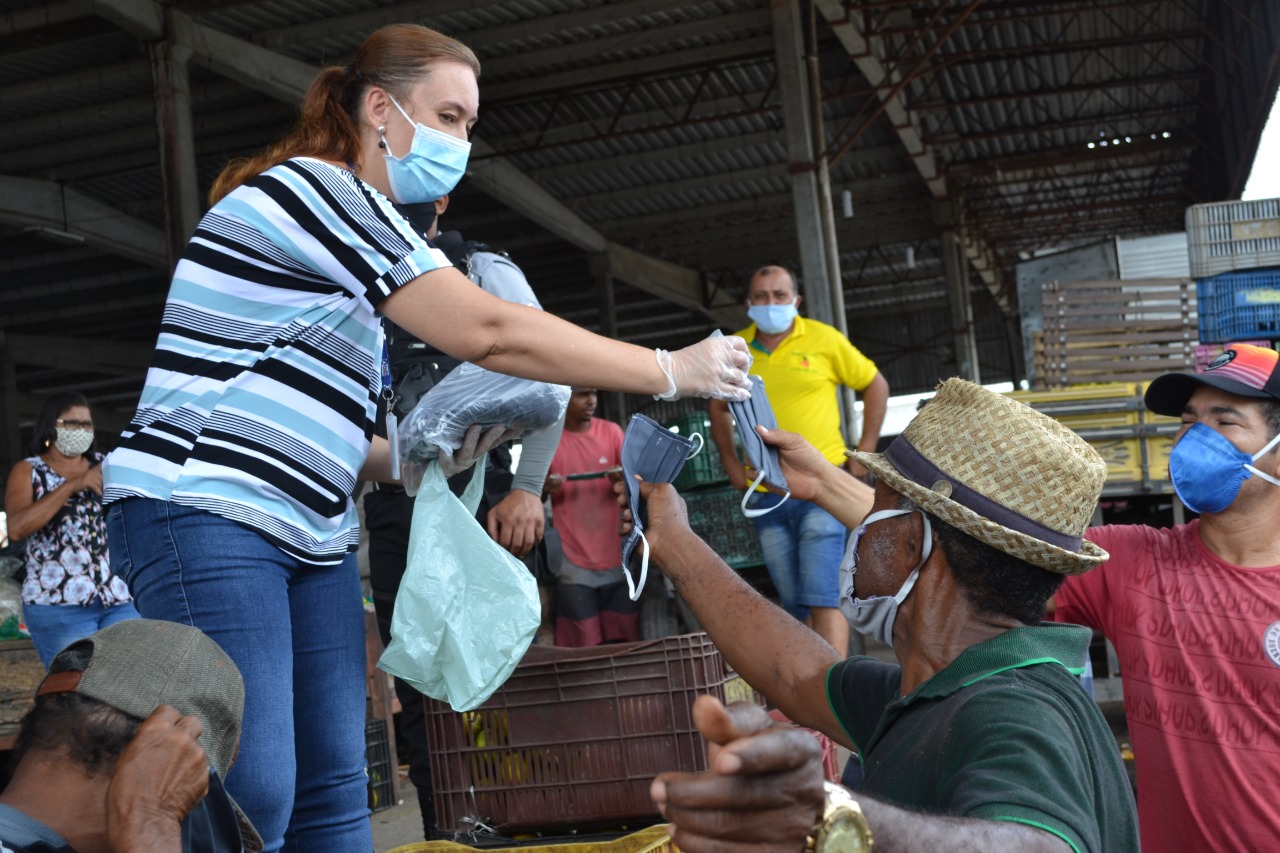 Foram distribuídas 1,4 mil máscaras artesanais para carregadores, catadeiras, clientes e permissionários