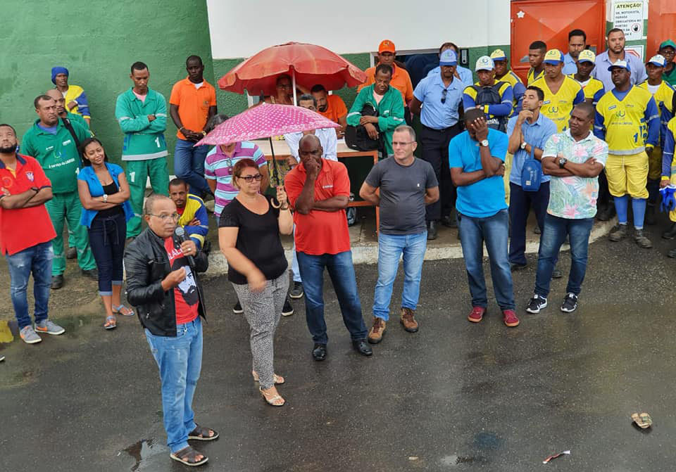 Na imagem, o vereador Luiz Carlos Suíca e diretores do SindilimpBA durante encontro antes da pandemia