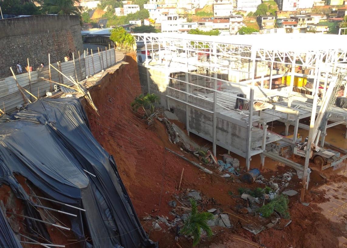 Imagem de Muro de contenção desaba no IAPI e derruba postes de energia