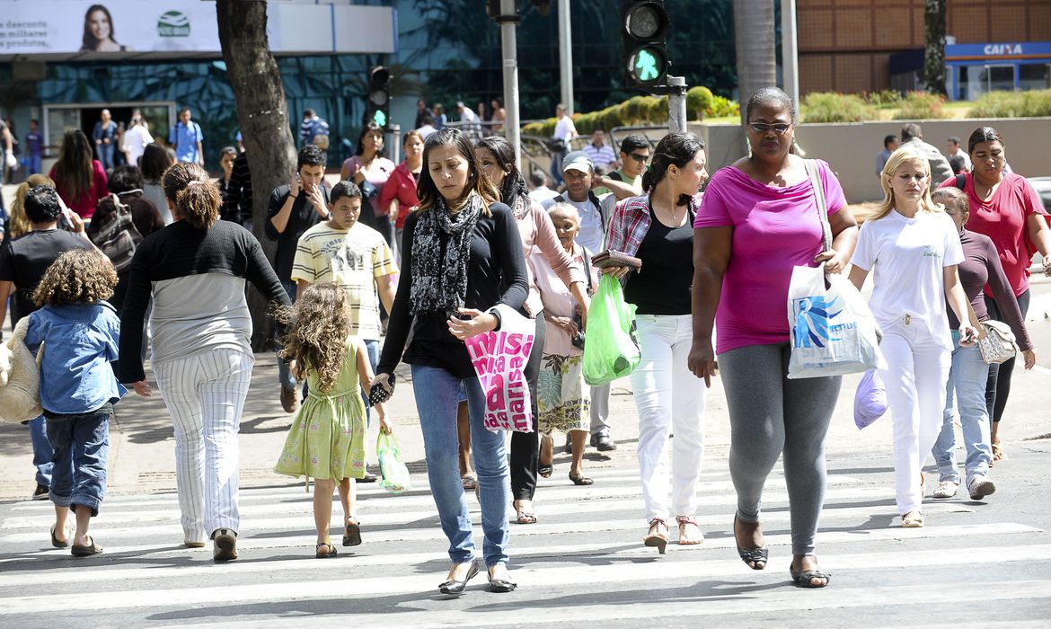 Brasileiro confia pouco nas pessoas e isso freia avanços, aponta estudo