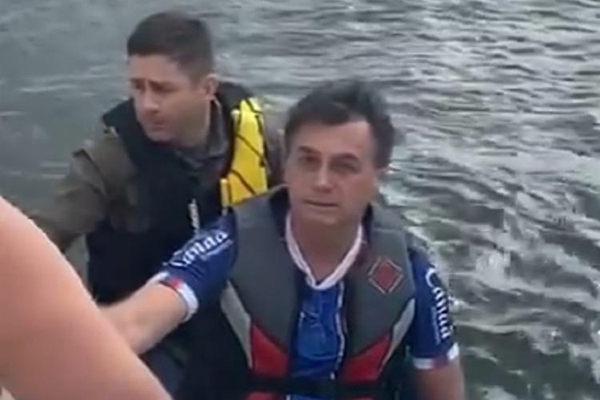O presidente Jair Bolsonaro anda de jet ski vestido com a camisa do Esporte Clube Bahia