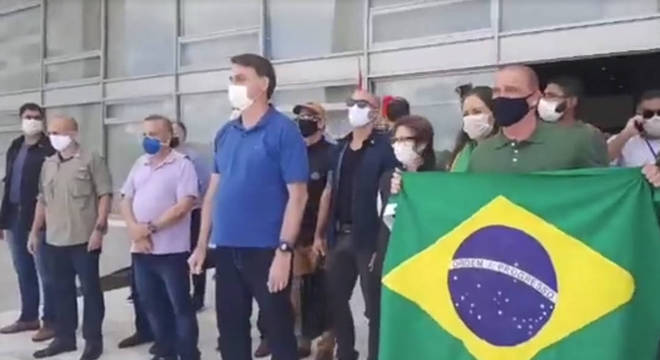 Imagem de De máscara, Bolsonaro leva ministros a manifestação na frente do Planalto