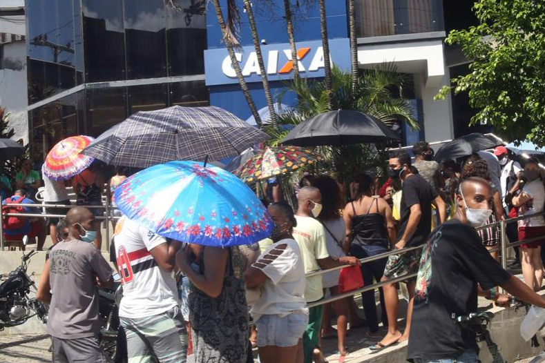 Fila na Caixa, em Salvador, para receber o auxílio emergencial Fila na Caixa, em Salvador, para receber o auxílio emergencial