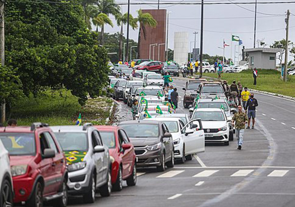 Cerca de 200 carros participam na manhã deste domingo (10) de uma carreata que pede o fim do isolamento social em Salvador