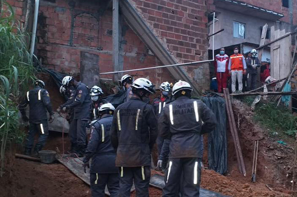 Imóvel foi soterrado no bairro de Cajazeiras, em Salvador