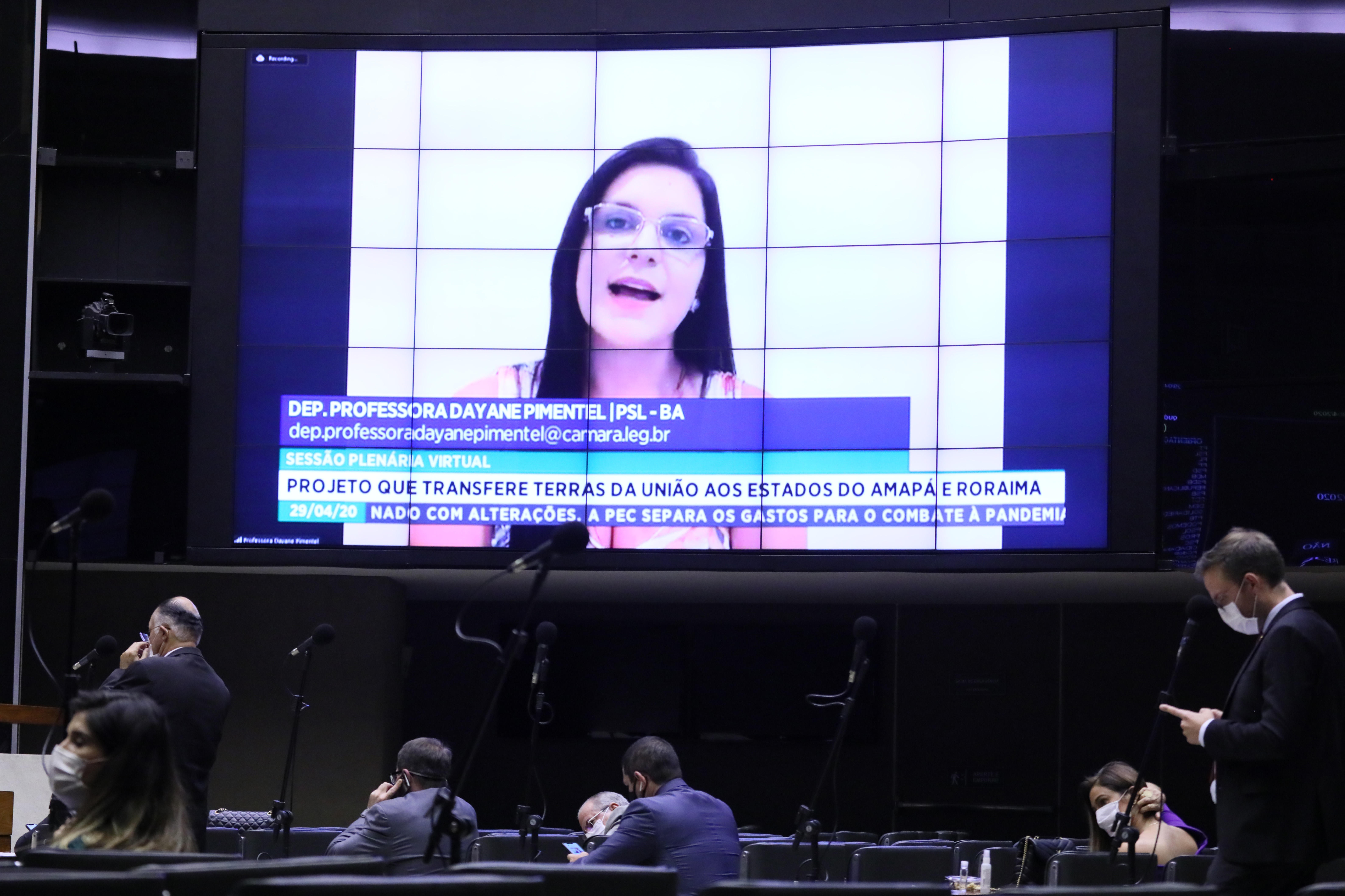 Imagem de 'Estou aqui para blindar o PSL contra quem quer tomá-lo à força', rebate Professora Dayane Pimentel Imagem de 'Estou aqui para blindar o PSL contra quem quer tomá-lo à força', rebate Professora Dayane Pimentel