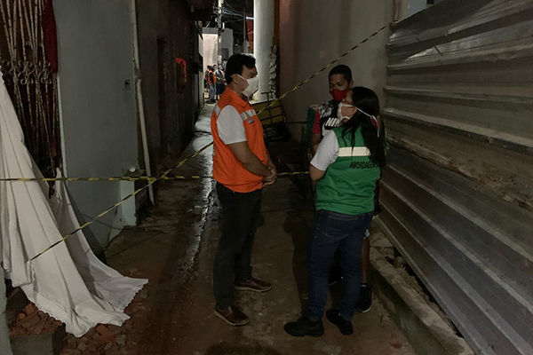 O diretor da Codesal, Sosthenes Macêdo  está no local do acidente acompanhado da secretária de Promoção Social, Ana Paula Matos