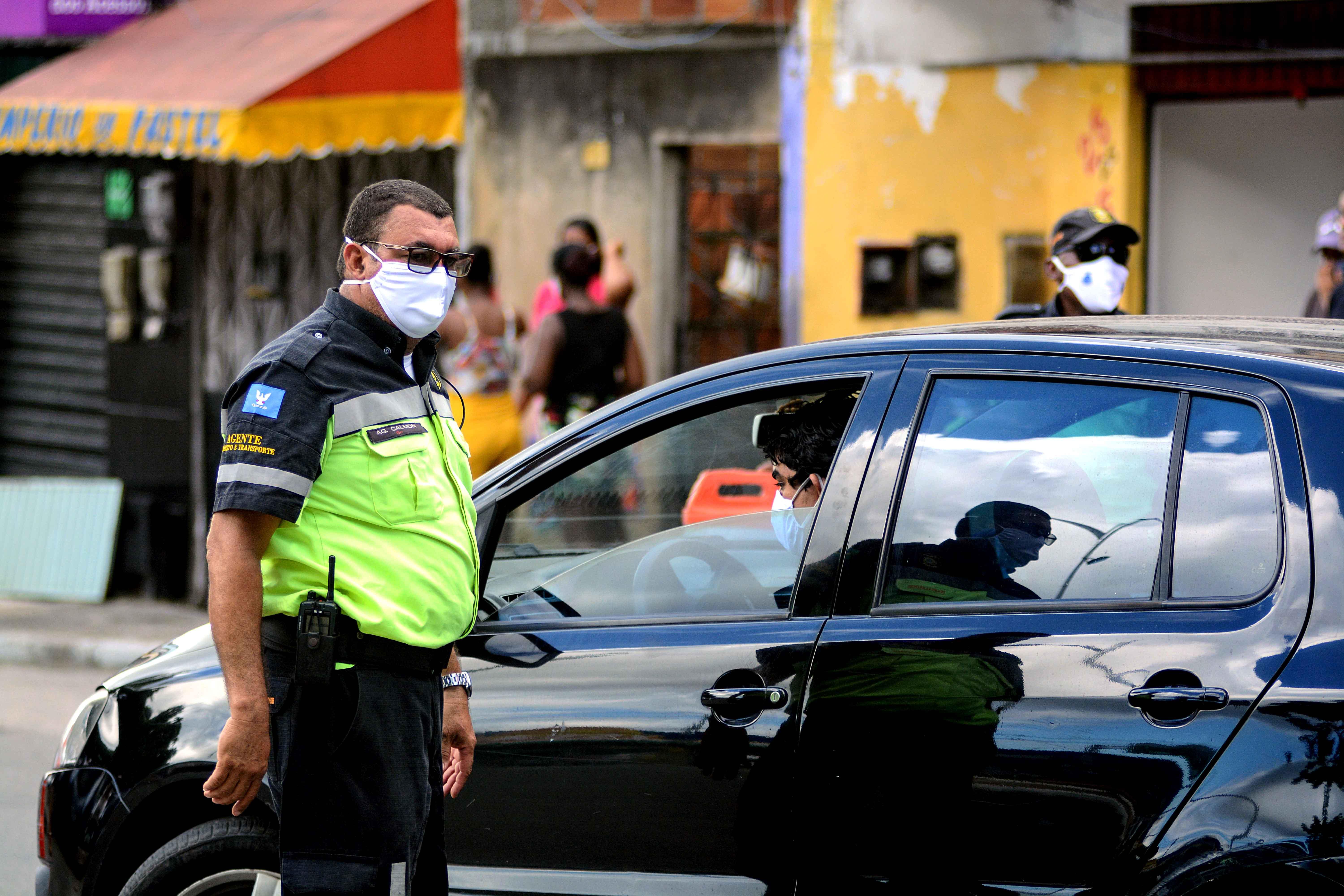 Os agentes de trânsito irão adotar um protocolo de segurança para evitar possíveis contaminações Os agentes de trânsito irão adotar um protocolo de segurança para evitar possíveis contaminações