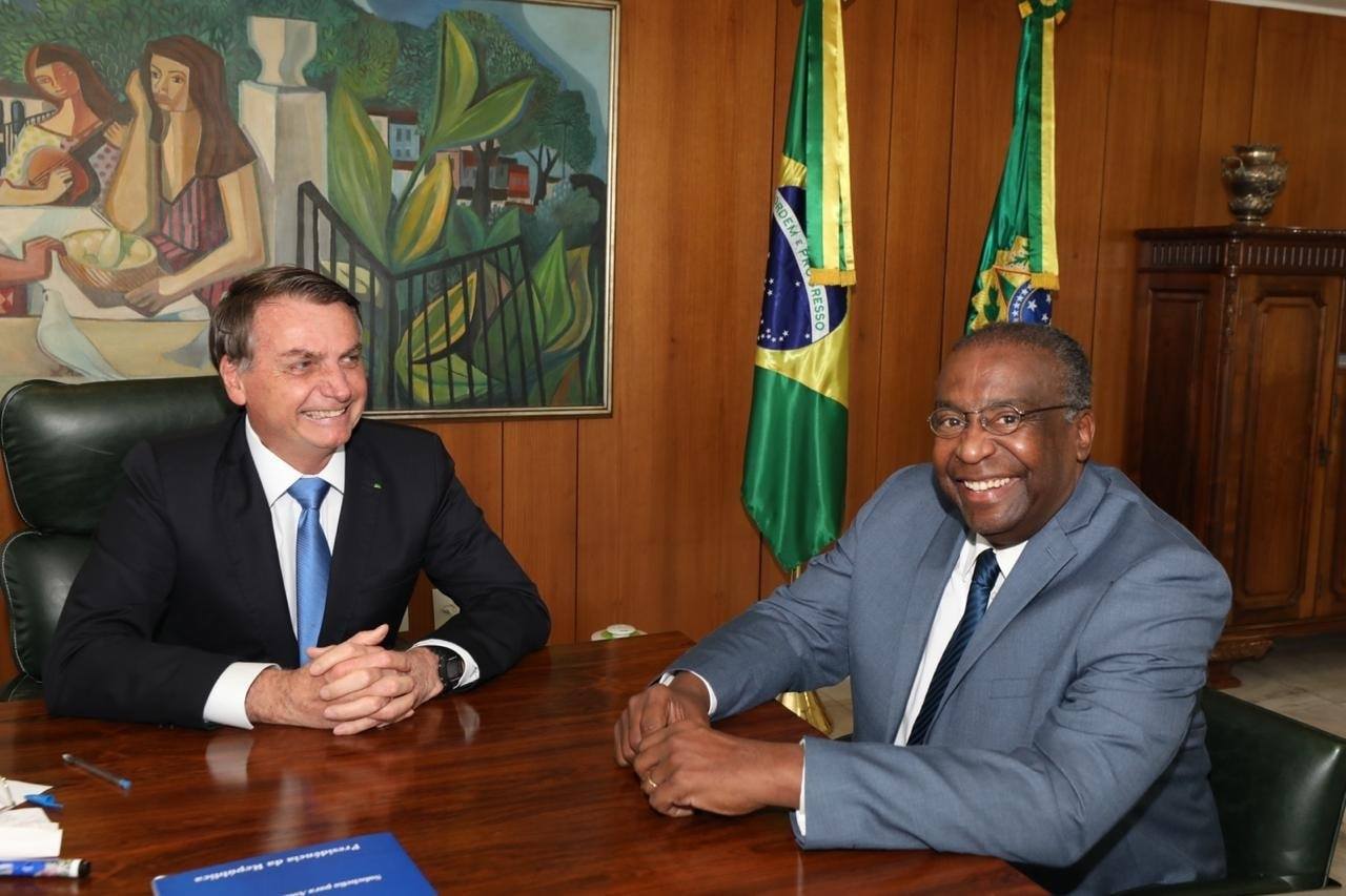 Imagem de Bolsonaro escolhe Carlos Decotelli para comandar Ministério da Educação
