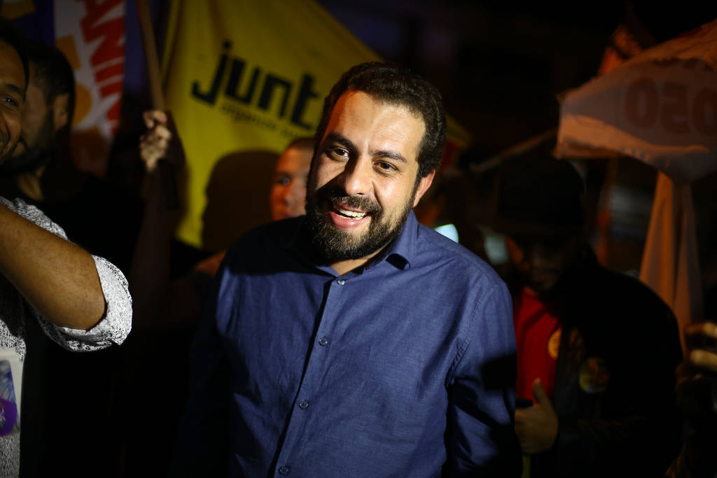 O então candidato à Presidência Guilherme Boulos participa de ato de campanha em um bar frequentado por estudantes da UnB, em Brasília O então candidato à Presidência Guilherme Boulos participa de ato de campanha em um bar frequentado por estudantes da UnB, em Brasília