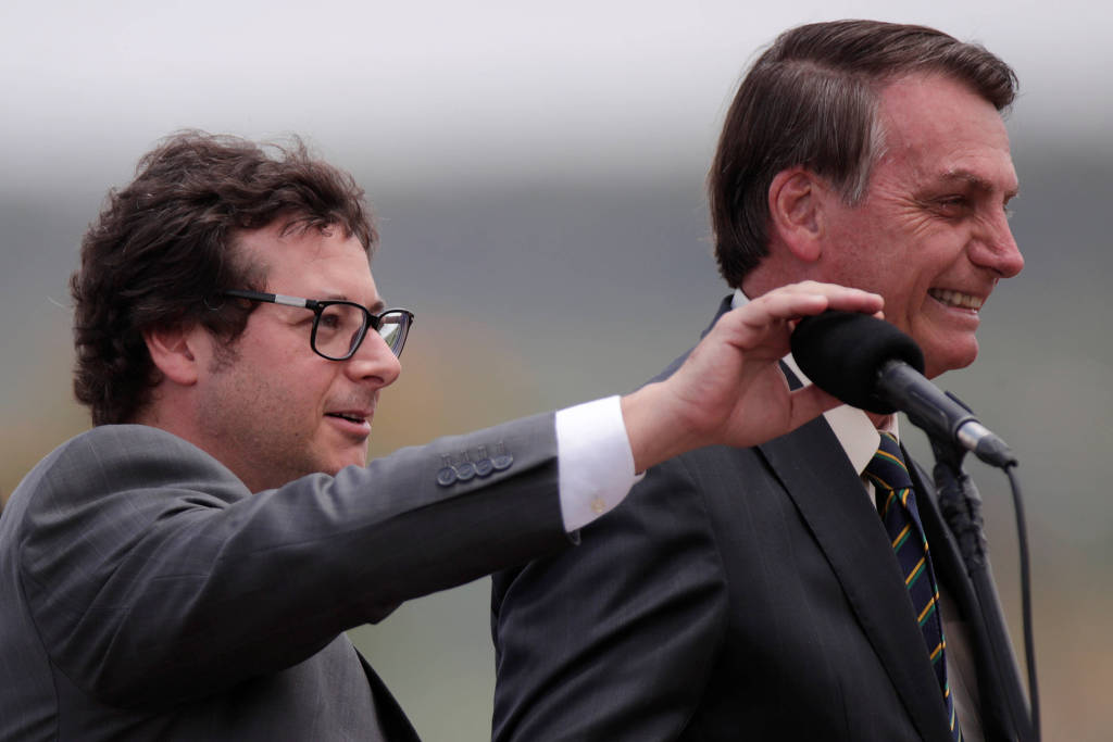 O chefe da Secom, Fabio Wajngarten, e o presidente Jair Bolsonaro participam de cerimônia no Palácio da Alvorada, em Brasília